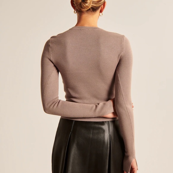 ABERCROMBIE Women's
Slim Crew Sweater - Picture 2 of 6